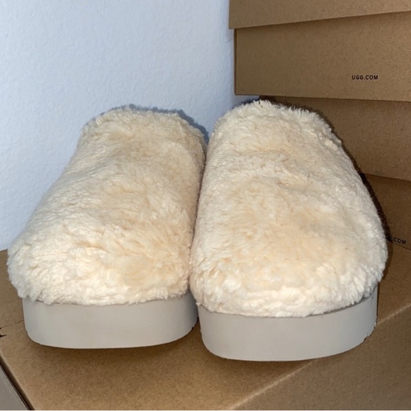 UGG FUZZ SUGAR SLIDE - Picture 2 of 5
